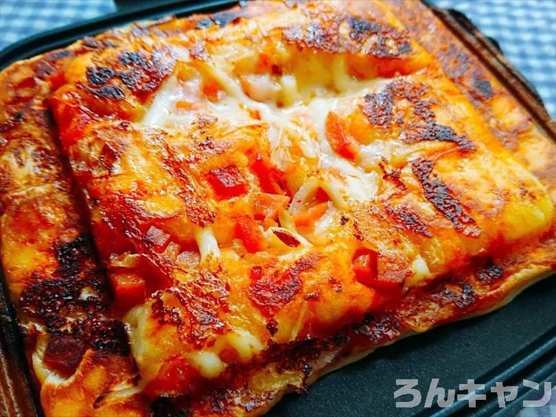 新食感 丸いチルドピザをホットサンドメーカーで四角に折りたたみ焼きが激ウマ ろんキャン